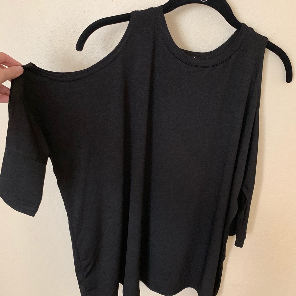DailyLook Lauren Cold Shoulder Knit Top